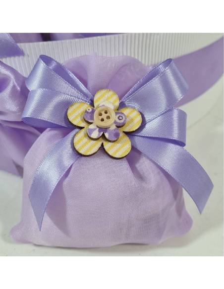Sacchetti bomboniere in raso lilla con fiore legno| Sindy Bomboniere
