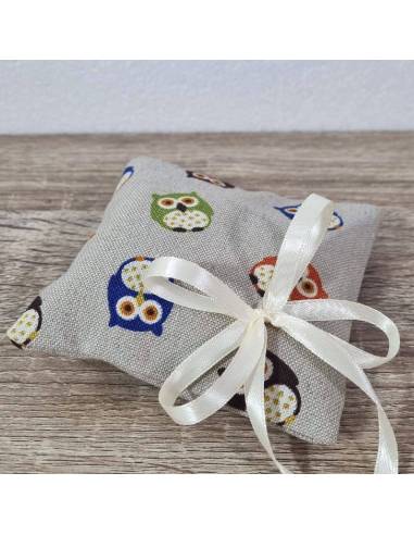 Sacchettino bomboniera a cuscino con gufetti stock