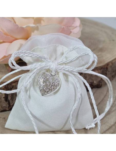 Sacchetto bianco con fiocco e cuore in metallo