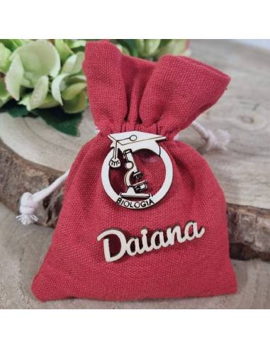 Bomboniere laurea sacchetti rossi con applicazione in legno e nome