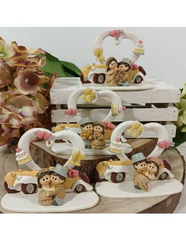 Stock bomboniere matrimonio sposi con auto