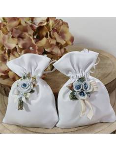 Applicazione a forma di fiocchetto con fiore in ceramica capodimonte