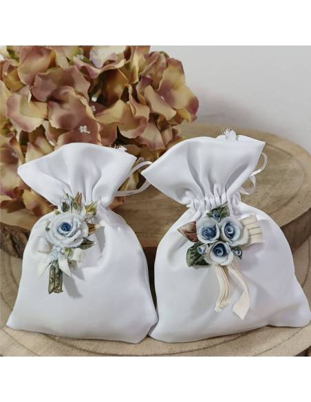 Applicazione a forma di fiocchetto con fiore in ceramica capodimonte