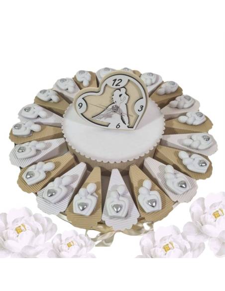 Bomboniere anniversario di matrimonio torta sposi stilizzati cuori argento