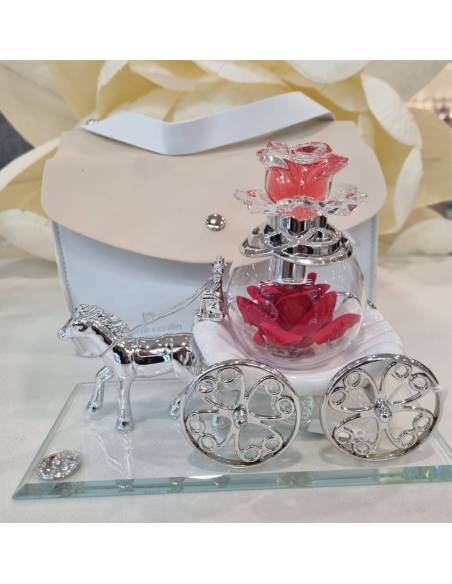 Bomboniere Carrozza con cocchiere rosa rossa profumi linea Pierre Cardin