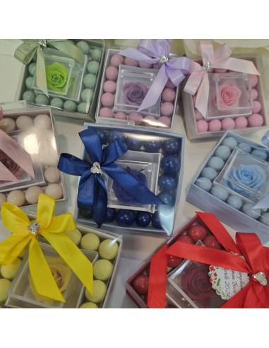 Bomboniere con rose stabilizzate e scatola degustazione confetti