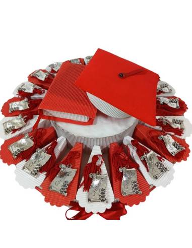 Torta bomboniera per laurea in chimica con pergamene con nappina e tocco con tesi