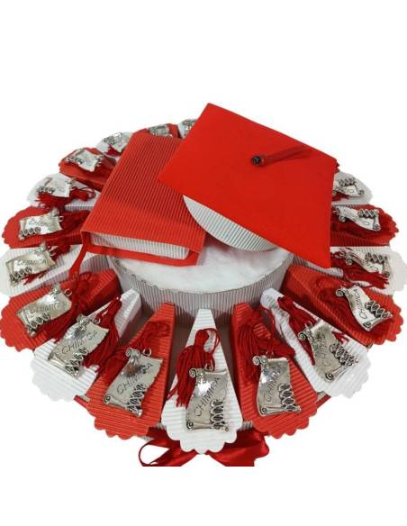Torta bomboniera per laurea in chimica con pergamene con nappina e tocco con tesi