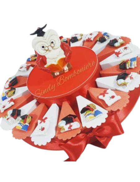 Torta con magneti assortiti con simboli laurea e centrale gufo salvadanaio