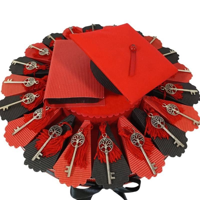 Torta portabomboniere per laurea con chiavi con albero della vita con nappina e centrale tocco e tesi