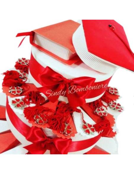 Torta bomboniera laurea con quadrifogli con nappina rossa e centrale tocco e tesi