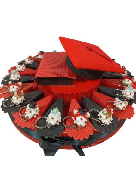 Torta bomboniera per laurea originale con portachiavi coccinella tocco pergamena