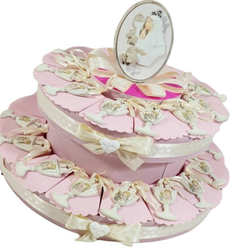 Bomboniere Comunione per bimba presentate su torta, meravigliose