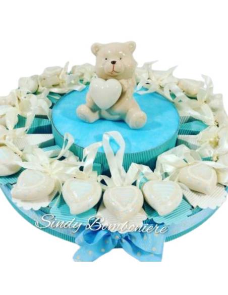 Torta battesimo nascita bambino con cuori in porcellana e centrale orsetto