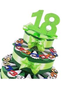 Torta per diciottesimo compleanno con magneti 18 in legno colorati