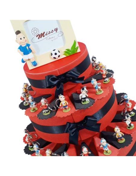 bomboniere calcio portachiavi calciatore colorati su torta bomboniera