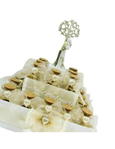 Matrimonio anniversario bomboniere torta aprifesta con vasetti sposi confetti bilgiettini