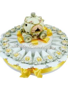 Torta bomboniera con carrozze magneti in resina e centrale carrozza con luce a led