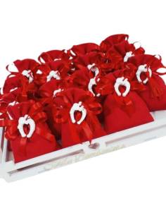 Sacchetti laurea rossi con gessetto staffa di cavallo con nappina confezionati in una cesta