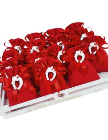 Sacchetti laurea rossi con gessetto staffa di cavallo con nappina confezionati in una cesta