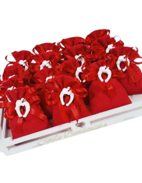 Sacchetti laurea rossi con gessetto staffa di cavallo con nappina confezionati in una cesta