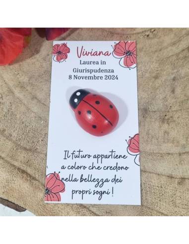 Segnaposto per laurea in cartoncino papaveri con coccinella in legno
