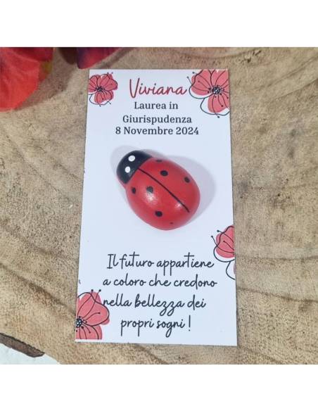 Segnaposto per laurea in cartoncino papaveri con coccinella in legno