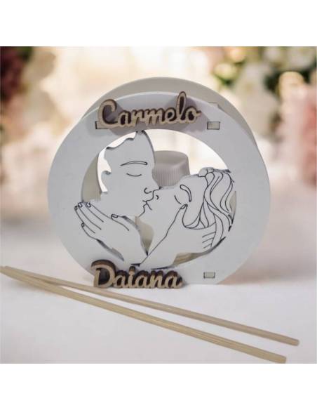 Bomboniere matrimonio Il Bacio profumatore in legno tondo