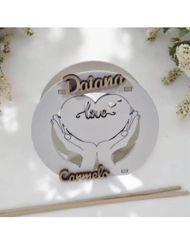 Bomboniere matrimonio cuore tra le mani profumatore in legno tondo