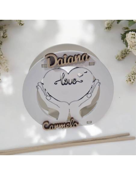 Bomboniere matrimonio cuore tra le mani profumatore in legno tondo