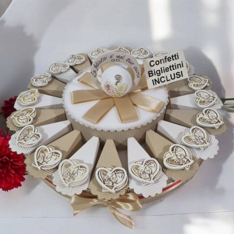Torta per bomboniere Cresima cuori con fette in cartoncino contenenti confetti