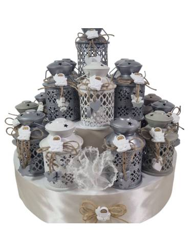 Particolare torta con bomboniere per Comunione