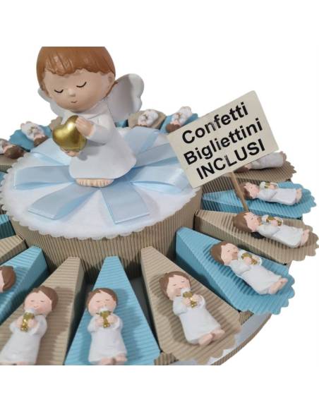 Calamite bambino con tunica bianca a tra le mani il calice dorato per bomboniere prima comunione