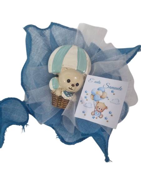 Sacchettini nascita con bomboniere orsetti che hanno dei giochi in mano.