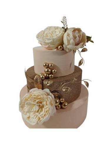 Torta espositiva scenografica a tre piani con decoro floreale elegante