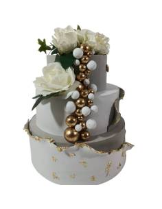 Torta scenografica espositiva a tre piani con sfere palloncini e fiori