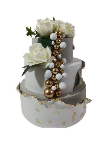 Torta scenografica espositiva a tre piani con sfere palloncini e fiori