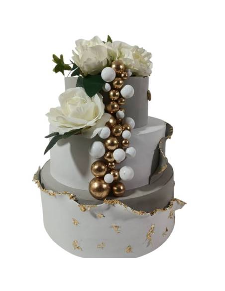 Torta scenografica espositiva a tre piani con sfere palloncini e fiori