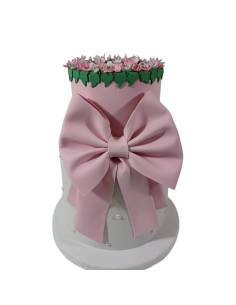 Torta finta scenografica con fiocco rosa e decoro floreale